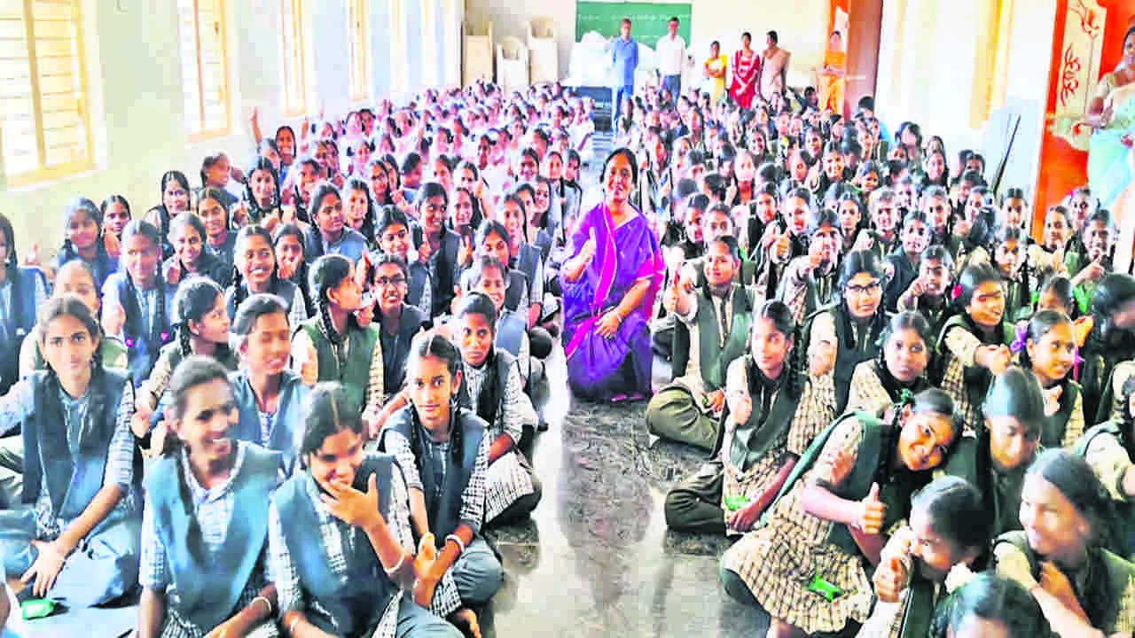 MLA SUNITHA: లక్ష్యాన్ని నిర్దేశించుకుని ముందుకెళ్లాలి