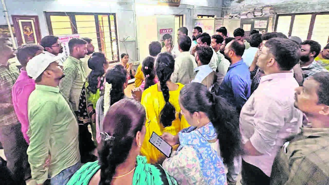 EMPLOYEES: సమస్యలను వెంటనే పరిష్కరించాలి