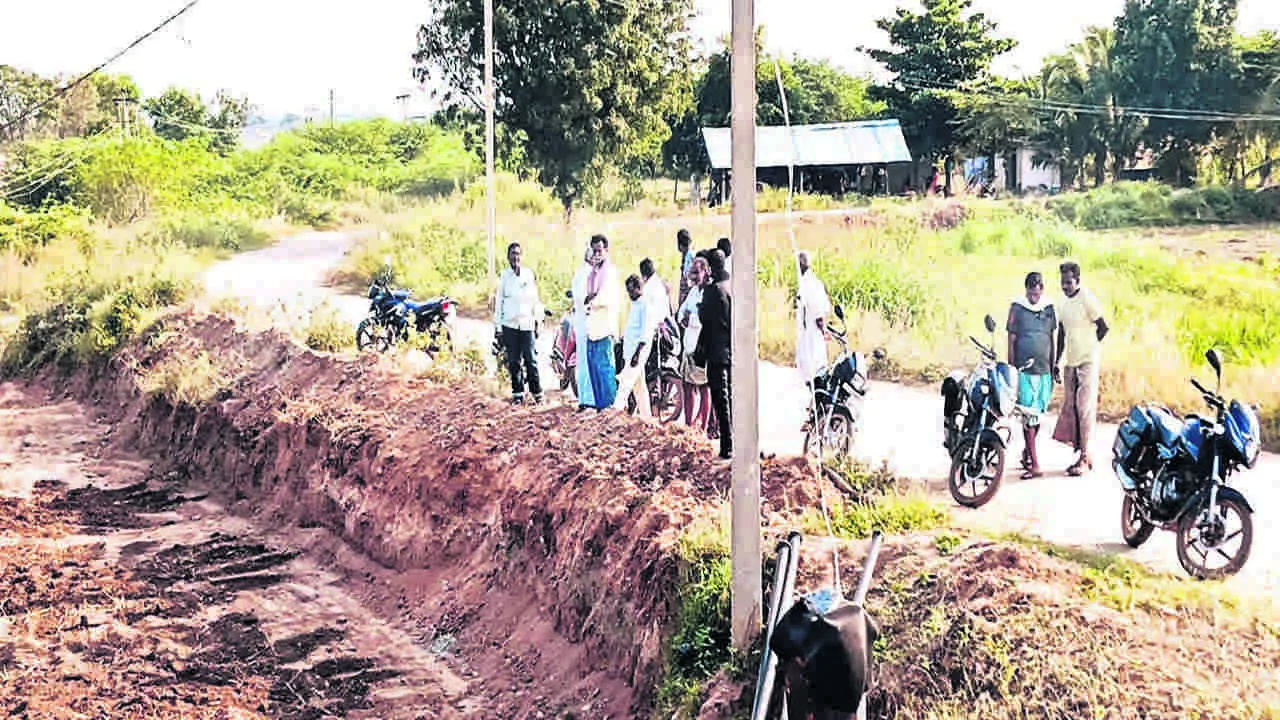 ROAD: రోడ్డును తవ్వేశారని ఫిర్యాదు