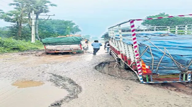 గోతుల్లో కూరుపోయిన లారీలు