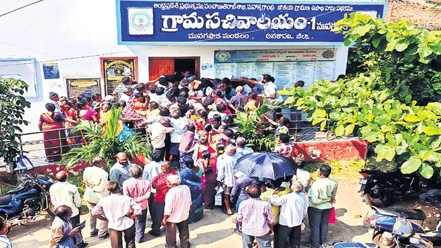 యూరియా కోసం తోపులాట