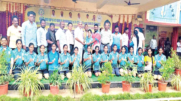 హ్యాండ్‌బాల్‌ పోటీలకు ముగ్గురి ఎంపిక