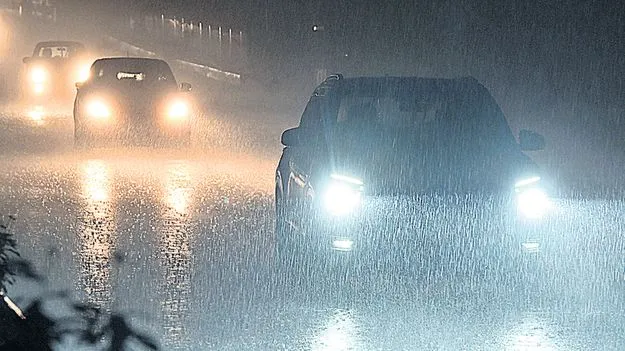 పిడుగులతో దద్దరిల్లిన నగరం