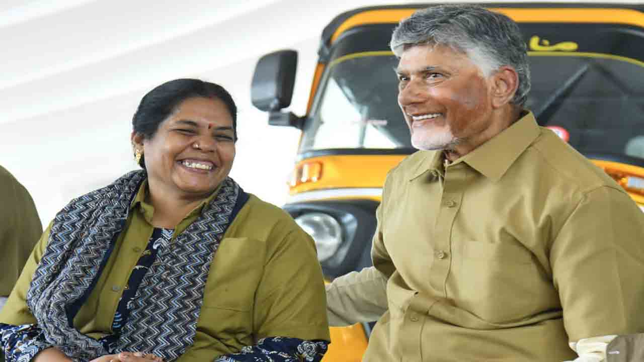 CM Chandrababu: ఆటో డ్రైవర్ డ్రెస్‌లో సీఎం చంద్రబాబు, పవన్, లోకేశ్
