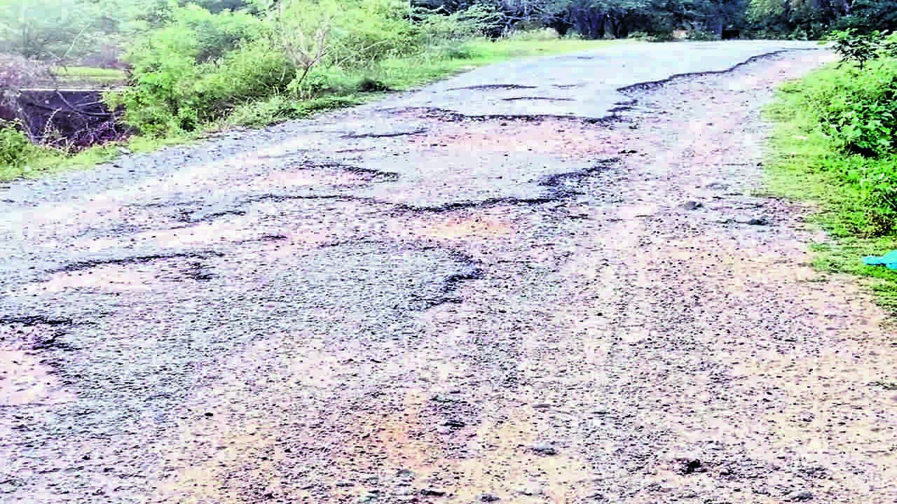 ROAD: గుంతలమయమైన రోడ్డు