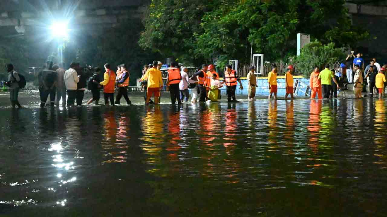 Flood Hits MGBS: హైదరాబాద్‌లో భారీ వర్షాలు.. జలదిగ్బంధంలో ఎమ్‌జీబీఎస్‌.. 