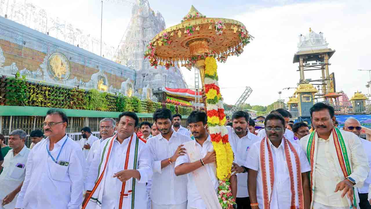 Tirumala Brahmotsavam 2025: అత్యంత ఘనంగా బంగారు గొడుగు ఉత్సవం