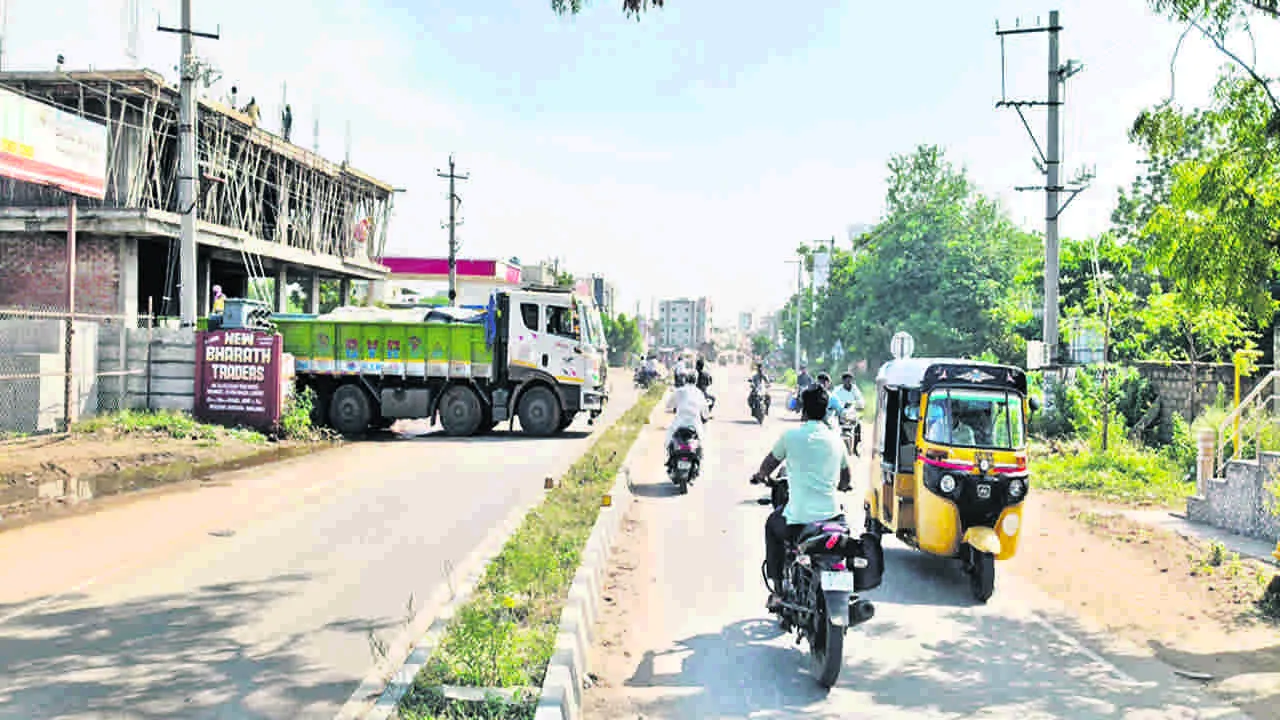 TRAFFIC JAM: దారికి అడ్డంగా సిమెంట్‌ లారీ