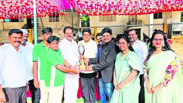 AHUDA CHAIRMAN: చదువు, క్రీడలకు ప్రాధాన్యం ఇవ్వాలి