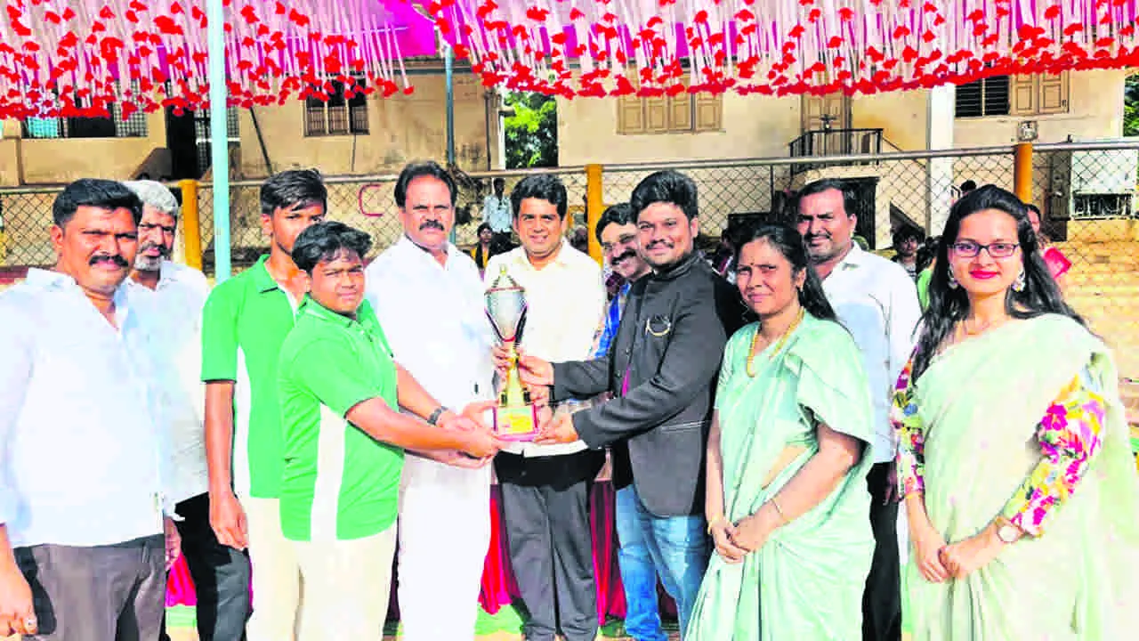 AHUDA CHAIRMAN: చదువు, క్రీడలకు ప్రాధాన్యం ఇవ్వాలి