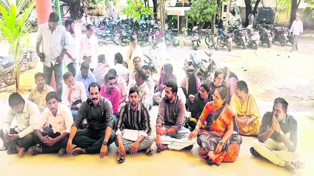 EMPLOYEES: పెండింగ్‌ బిల్లులు చెల్లించాలి