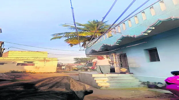 WIRES: కిందికి వేలాడుతున్న విద్యుత తీగలు