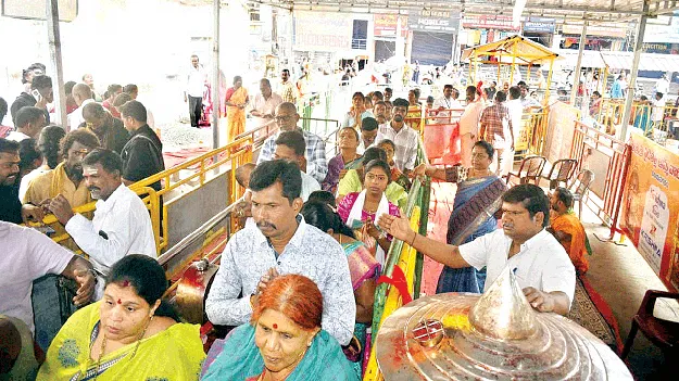   పైడిమాంబ దర్శనానికి పోటెత్తిన భక్తులు