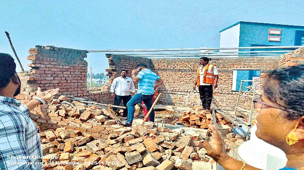 అనధికార కట్టడం తొలగింపు