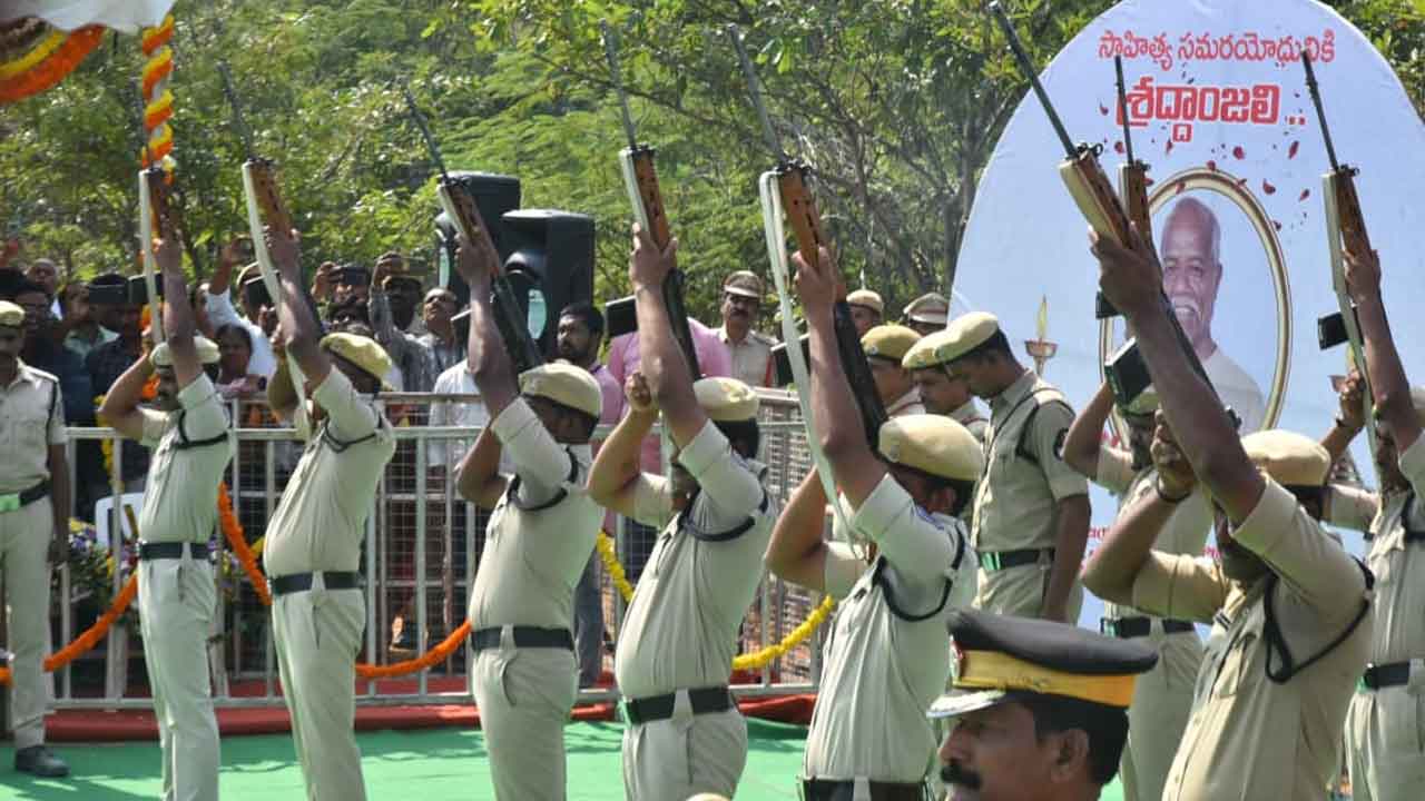 Ande Sri Final Rites:  ప్రభుత్వ లాంఛనాలతో కవి అందెశ్రీ అంత్యక్రియలు.. పాడె మోసిన ముఖ్యమంత్రి రేవంత్..