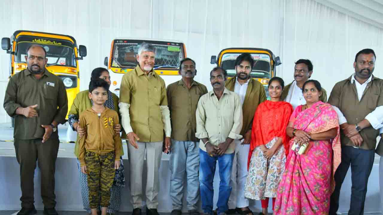 CM Chandrababu: ఆటో డ్రైవర్ డ్రెస్‌లో సీఎం చంద్రబాబు, పవన్, లోకేశ్