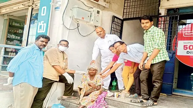 అమ్మను వదిలేసిన కొడుకులు