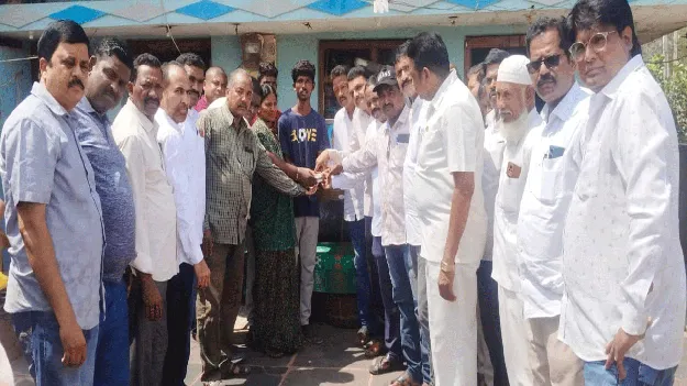 స్నేహితుడి కుటుంబానికి ఆర్థిక సాయం