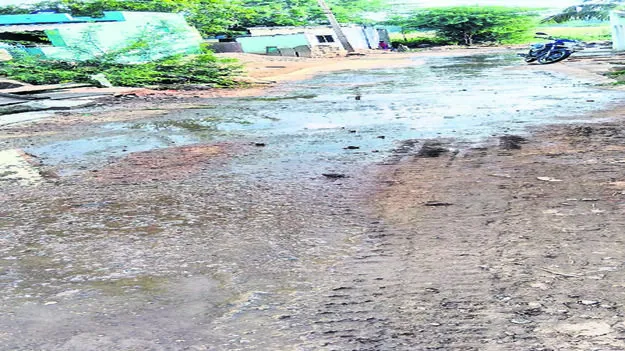 SEWAGE: ఈతోడులో పైప్‌లైన లీకేజీలు
