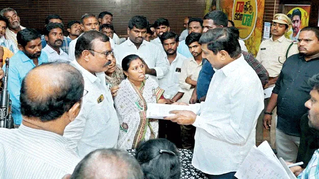 ప్రజా సమస్యలను పరిష్కరించాలి 