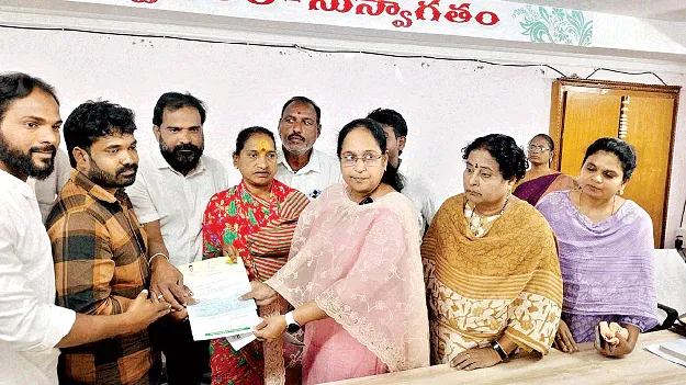 మహిళలు ఆర్థికాభివృద్ధి చెందాలి