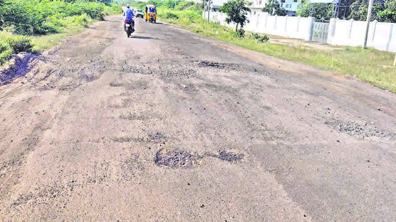 POTHOLES: గుంతల రోడ్డుతో ఇబ్బందులు
