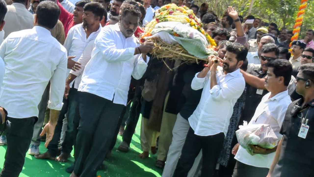 Ande Sri Final Rites:  ప్రభుత్వ లాంఛనాలతో కవి అందెశ్రీ అంత్యక్రియలు.. పాడె మోసిన ముఖ్యమంత్రి రేవంత్..