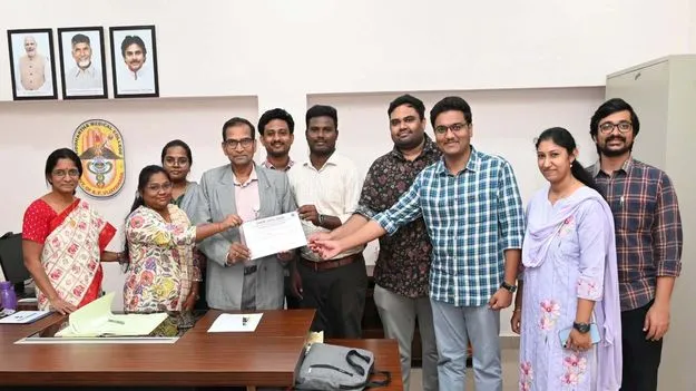  సిద్ధార్థ మెడికల్‌ విద్యార్థులకు బహుమతులు