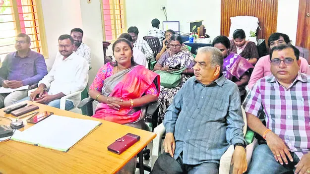 GREVEINCE: ప్రజాఫిర్యాదుల పరిష్కార వేదికకు అధికారుల డుమ్మా