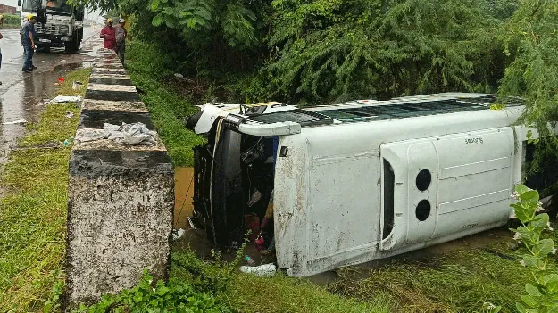  మినీ బస్సు బోల్తా పడి ట్రాన్స్‌కో ఉద్యోగి మృతి 