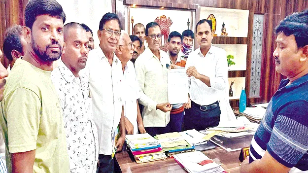 రైతులకు పరిహారం చెల్లించాలి