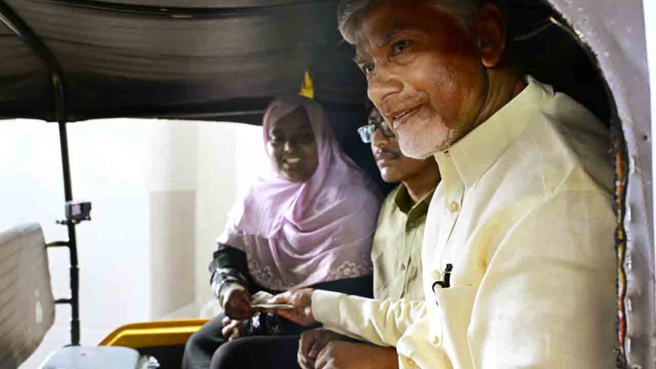 CM Chandrababu: ఆటో డ్రైవర్ డ్రెస్‌లో సీఎం చంద్రబాబు, పవన్, లోకేశ్