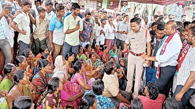 ఉద్యోగాలన్నారు.. మోసం చేశారు..!