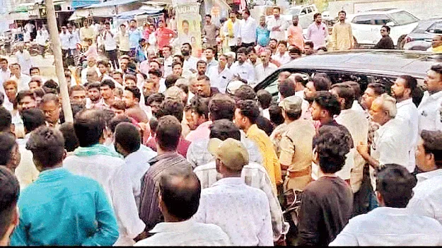 ఆలూరులో ఫ్లెక్సీల రగడ