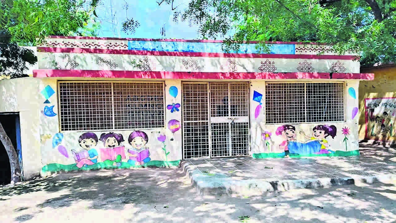 SCHOOL: సమయపాలన లేని పాఠశాల