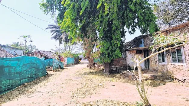 ఉద్యోగుల వసతి గృహాల్లో పాగా