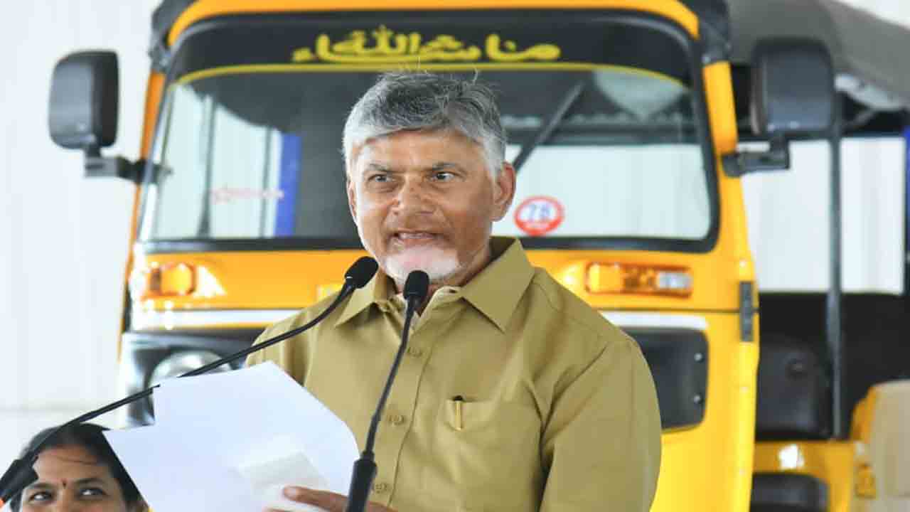 CM Chandrababu: ఆటో డ్రైవర్ డ్రెస్‌లో సీఎం చంద్రబాబు, పవన్, లోకేశ్