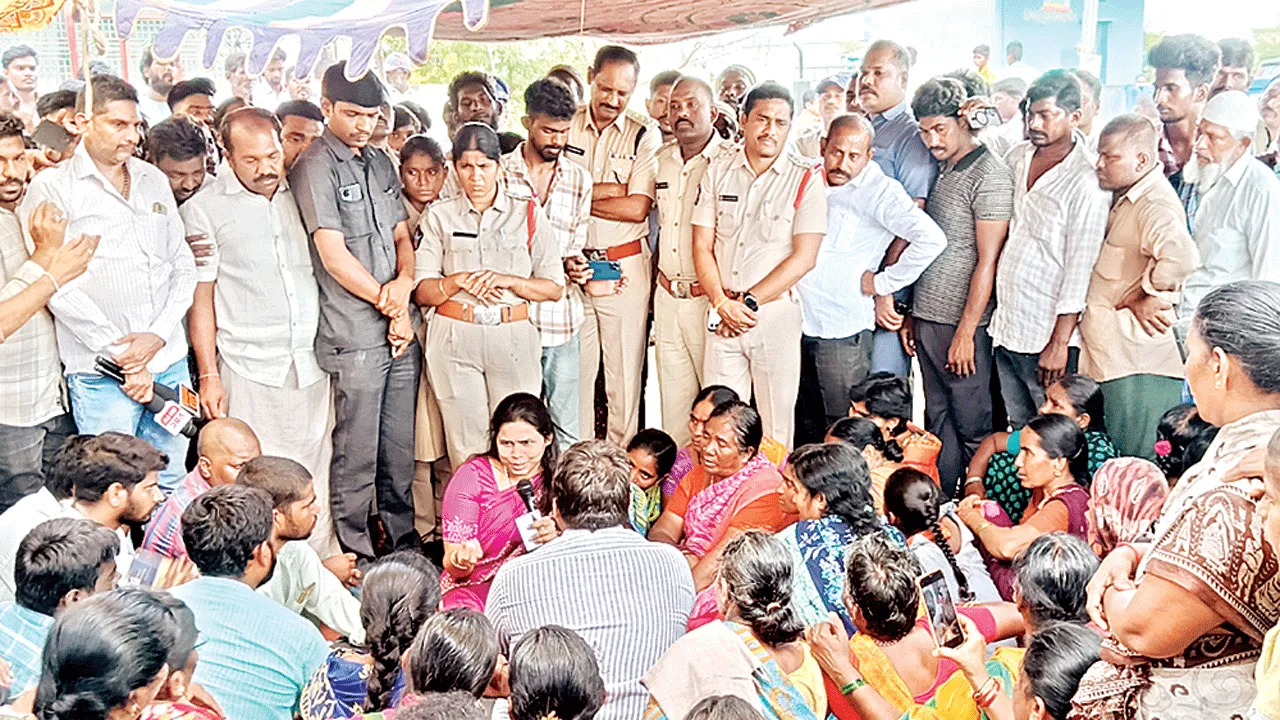 బాధితులను ఆదుకుంటాం