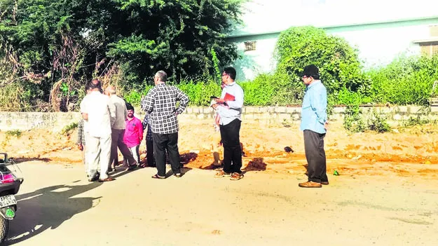 OFFICIALS:  రోడ్డు విస్తరణకు పైౖపులైన్ల ఆటంకం