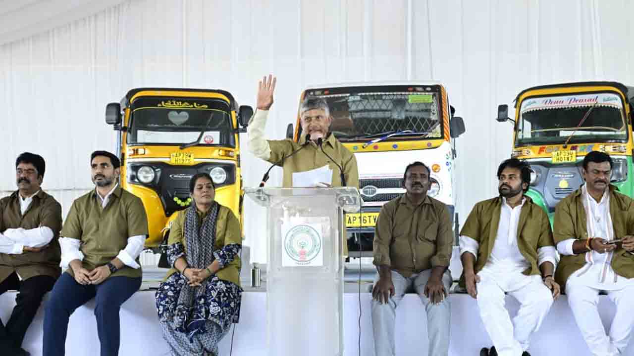 CM Chandrababu: ఆటో డ్రైవర్ డ్రెస్‌లో సీఎం చంద్రబాబు, పవన్, లోకేశ్