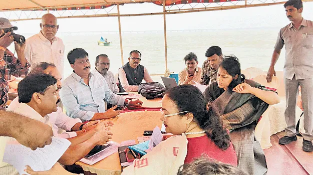 బోట్‌లోనే జిల్లా కలెక్టర్‌ సమీక్ష