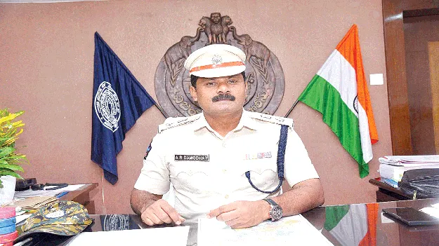 గంజాయి స్మగ్లర్లపై కఠినంగా వ్యవహరించాలి 