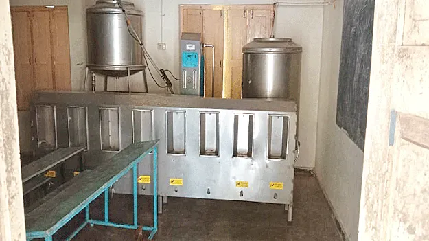 Students face shortage of safe water విద్యార్థులకు   రక్షిత నీరు కరువు