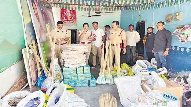 వైసీపీ కార్యాలయంలో బాణసంచా సీజ్‌ 