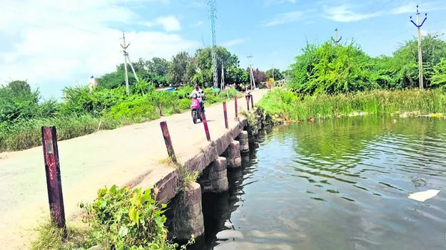 BRIDGE: రక్షణ గోడలు లేని వంతెన