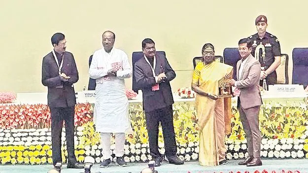 కలెక్టర్‌కు ఆది కర్మయోగి ఉత్తమ ఫెర్ఫార్మెన్స్‌ అవార్డు 