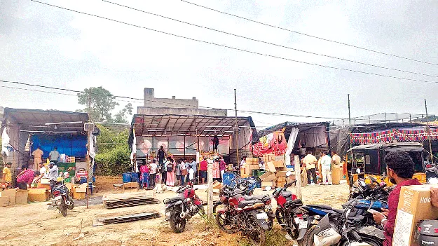 షాపు పెట్టాలంటే ఇచ్చుకోవాల్సిందే!