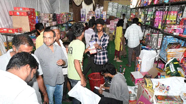 కొనుగోళ్లతో కిక్కిరిసిన దుకాణాలు