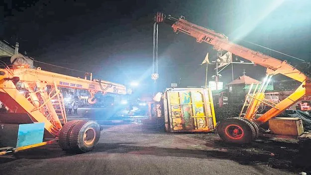 బొగ్గు లారీ బోల్తా