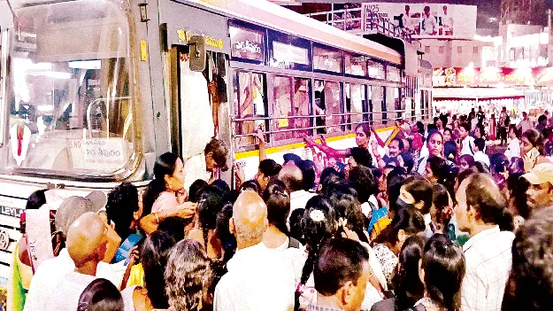 బస్సులు కిటకిట.. రైళ్లల్లో రద్దీ